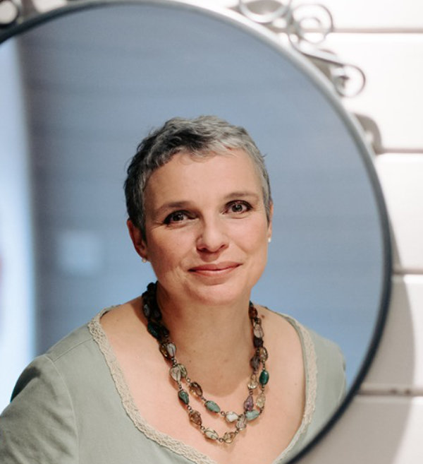 Céline Larigaldie – bilingual wedding celebrant in France